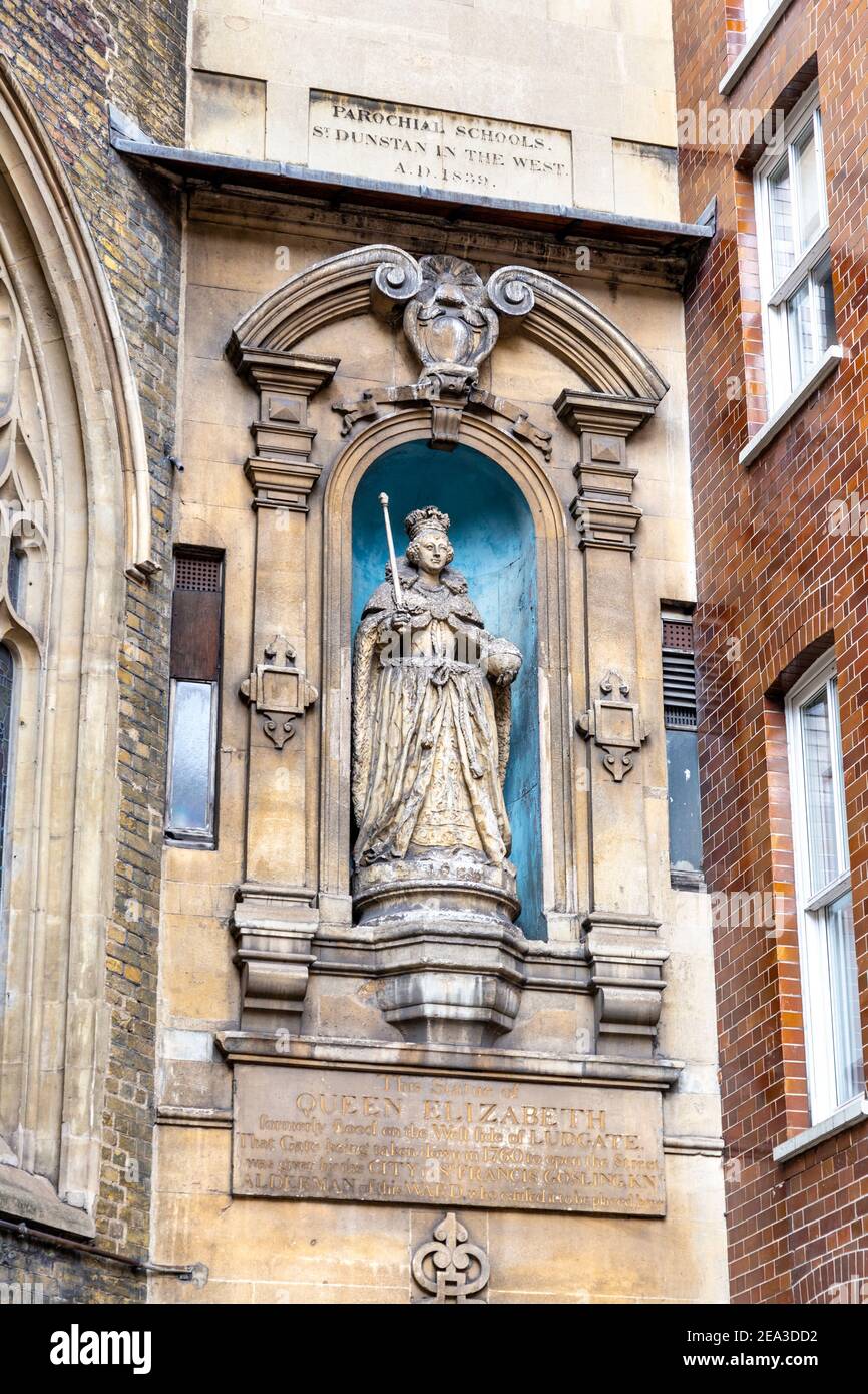 16th century statue of Queen Elizabeth I by William Kerwin at the entrance of now demolished parochial school in St Dunstan-in-the-West church, Fleet S Stock Photo
