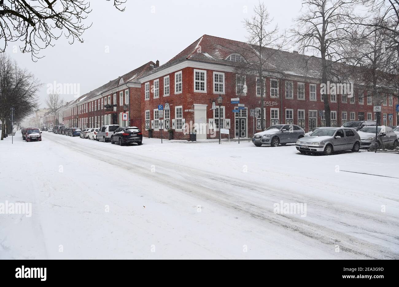 Potsdam, Germany. 07th Feb, 2021. Snow lies in the Holländerviertel on Gutenbergstraße and Benkertstraße (r). Credit: Soeren Stache/dpa-Zentralbild/dpa/Alamy Live News Stock Photo