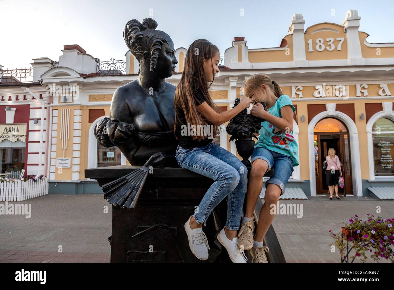Tambov, Russia. 24th of August, 2018 View of bronze sculpture to the The Tambov Treasurer's Wife (the heroine of the poem by Mikhail Lermontov) by the Moscow sculptor Alexander Mironov at the cafe 'Skazka' (on the background) on Kommunalnaya Street in Tambov city, Russia Stock Photo