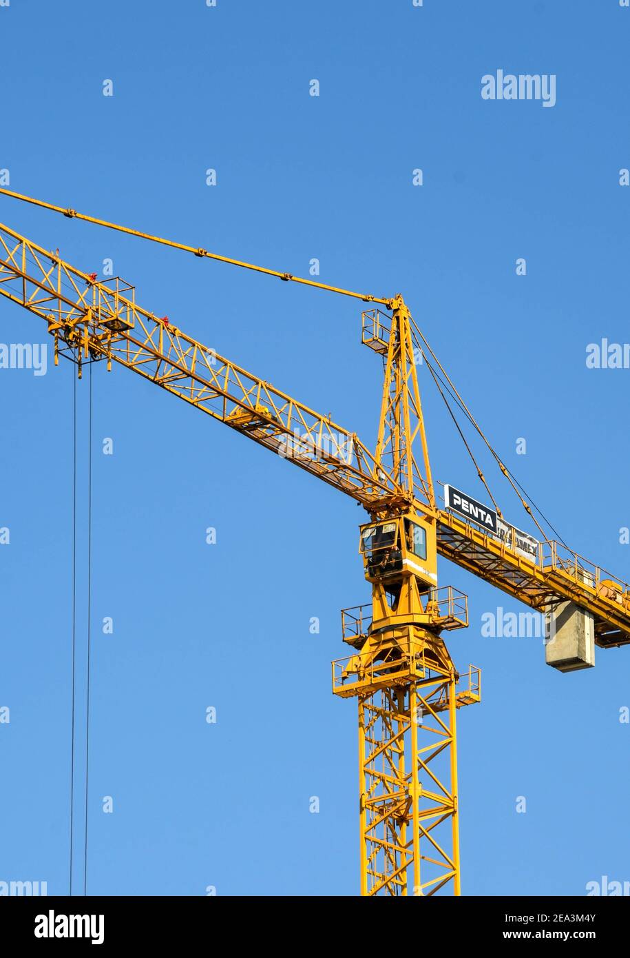 Tall lifting crane hi-res stock photography and images - Alamy