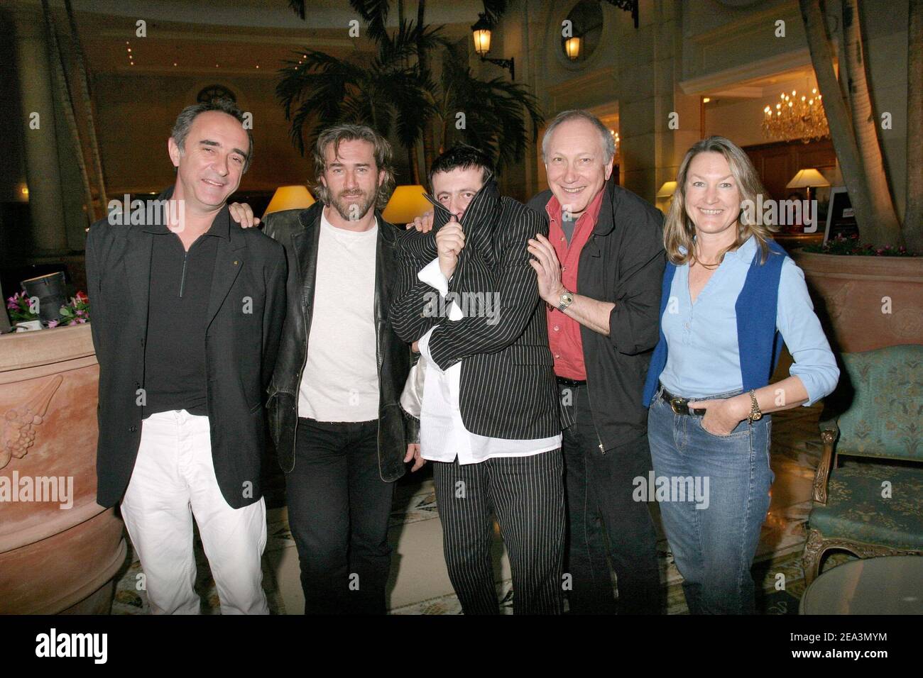 From L to R. French producer Fred De Fooko, Canadian actor Roy Dupuis, French actor Michel Muller, Canadian producer Chuck Smiley, English Producer Lynda Cope pose for there movie 'C'est pas moi !... c'est l'autre' at hotel Marriot in Paris, France on April 3, 2005. Photo by Benoit Pinguet/ABACA. Stock Photo