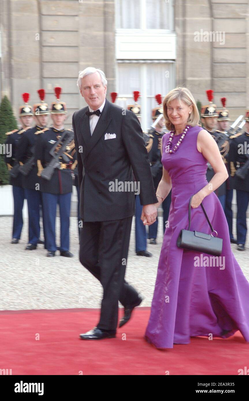 Foreign Affairs Minister Michel Barnier and wife Isabelle arrive at the  Elysee palace on April 11, 2005 for a state dinner in honnor of Portuguese  President Jorge Sampaio and his wife Maria