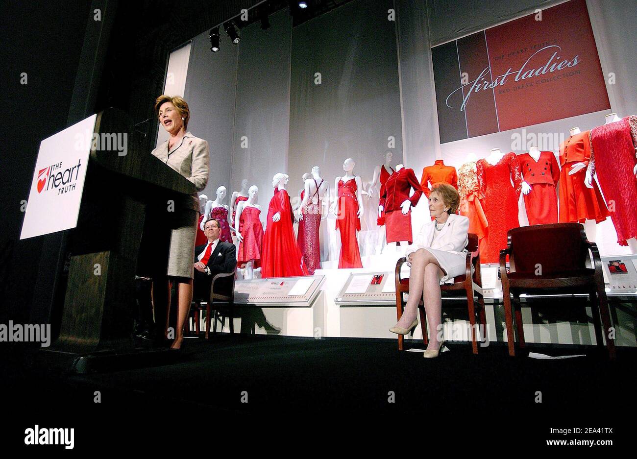 Laura bush red hi-res stock photography and images - Page 2 - Alamy