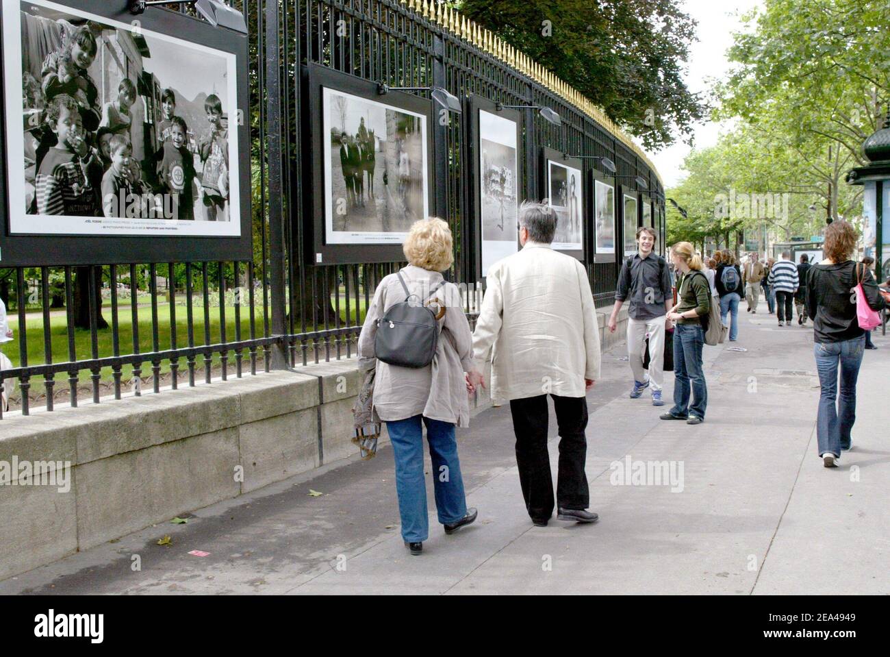 Around 20 photographers, like Willy Ronis, James Nachtwey, Sebastien Salgado and Marc Riboud expose their photographies on the Luxembourg Garden railings in Paris, on June 3, 2005, to celebrate the 20th anniversary of Reporters without Borders. Photo by Mehdi Taamallah/ABACA. Stock Photo