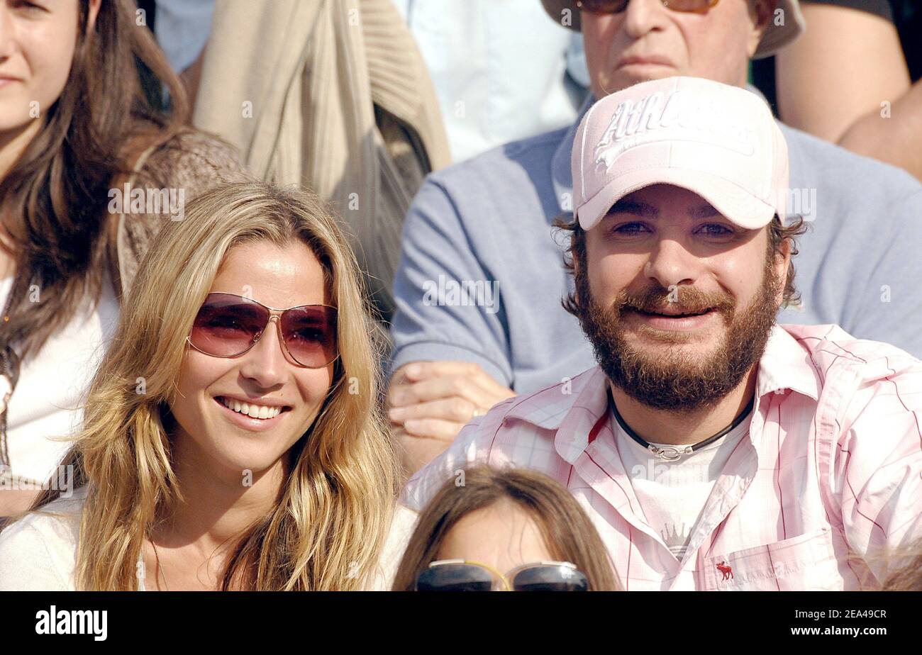 French actor Michael Youn and his girlfriend Spanish actress Elsa Pataky attend the match between Spain's Rafael Nadal and Swiss Roger Federer in the semi final of the French Open at the Roland Garros stadium in Paris, France on June 03, 2005. Michael Youn gains weight for his next movie. Photo by Gorassini-Zabulon/ABACA. Stock Photo