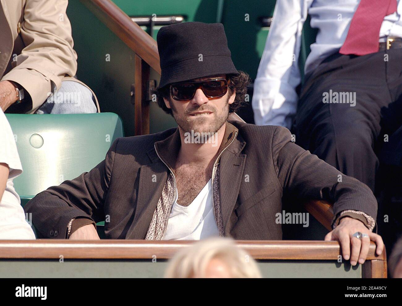 French actor Romain Duris with a friend attends the match between Spain's Rafael Nadal and Swiss Roger Federer in the semi final of the French Open at the Roland Garros stadium in Paris, France on June 03, 2005. Photo by Gorassini-Zabulon/ABACA. Stock Photo
