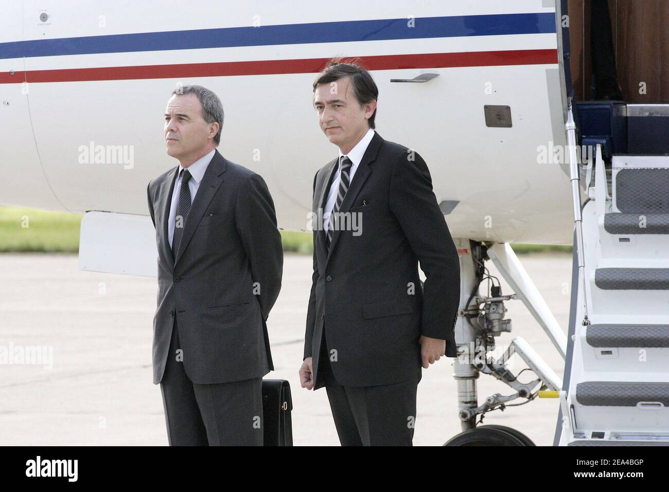 French Foreign Minister Philippe Douste-Blazy (R) and DGSE director Pierre Brochand at Villacoublay military airport, near Paris, France, on June 12, 2005, after French ex-hostage in Iraq, journalist Florence Aubenas, arrived at Villacoublay military airport, near Paris, France, on Sunday, June 12, 2005. Photo by Gorassini-Mousse-Nebinger/ABACA. Stock Photo