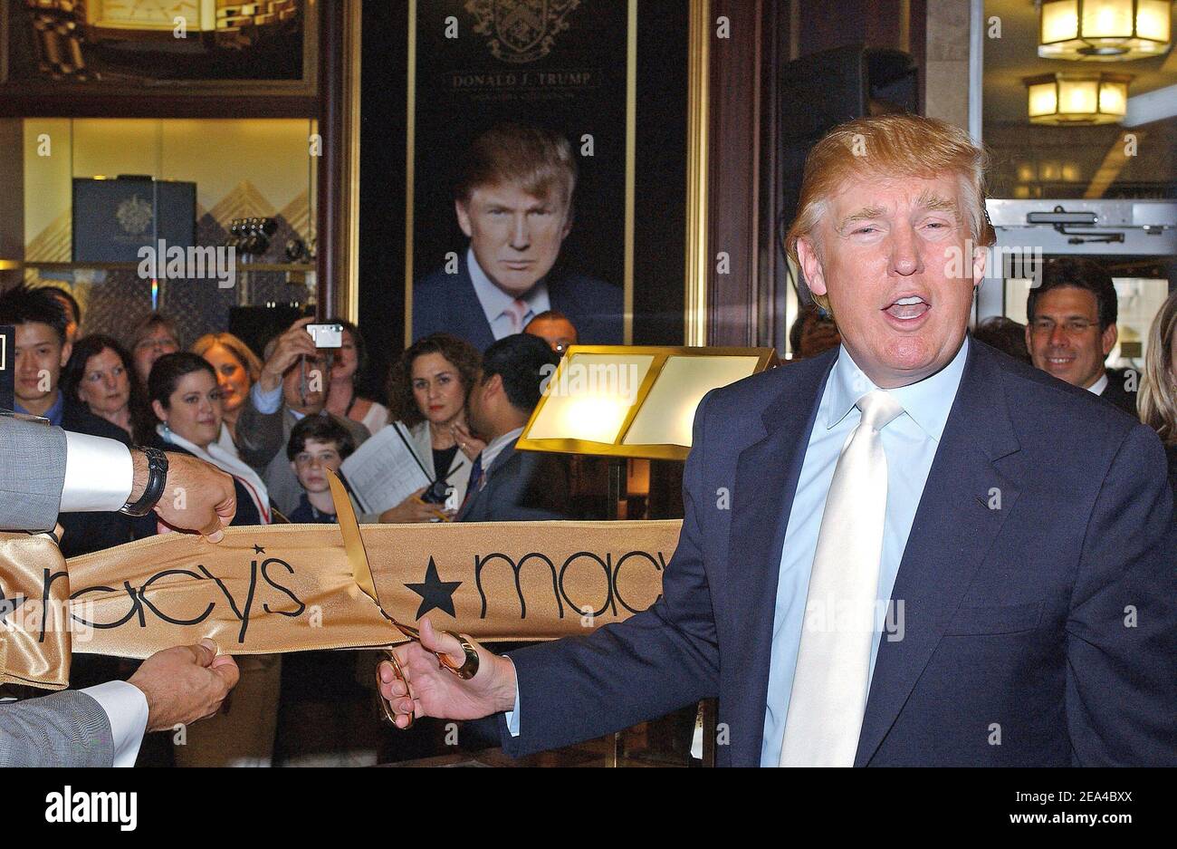 Donald j trump signature hi-res stock photography and images - Alamy