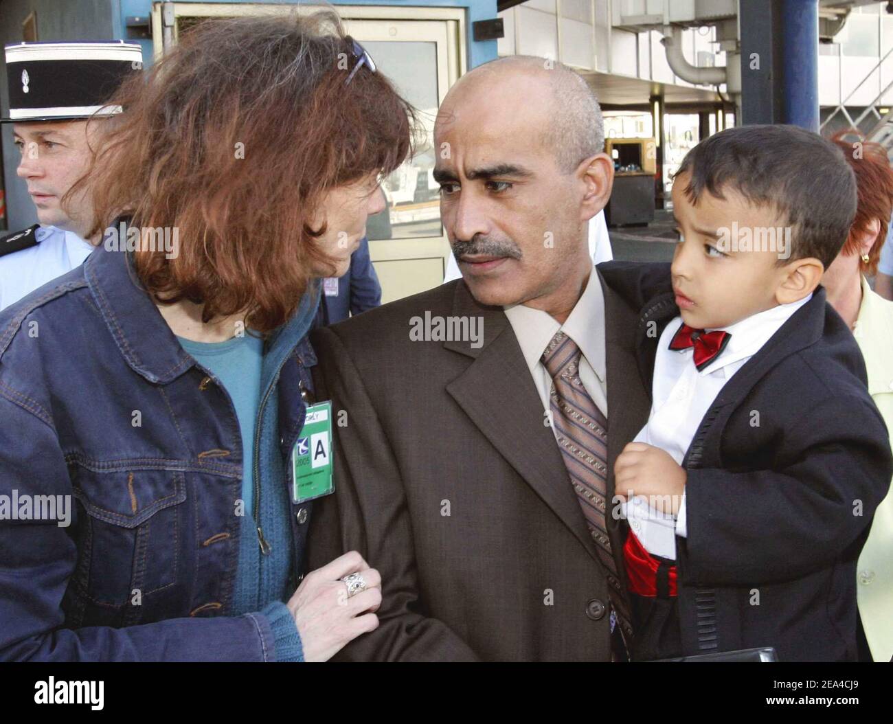 Iraqi interpreter Hussein Hanoun (C) and his son Hamudi are welcomed by French daily Liberation journalist Florence Aubenas (L), at the airport of Orly, near Paris, 16 June 2005. Hanun and Aubenas were free on June 12, 2005 after five-month hostage ordeal in Iraq. Photo Pool by Jack Guez/ABACA. Stock Photo