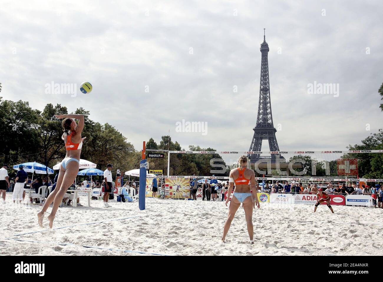 Beach volley Swatch-Fivb World Tour 2005 at the Champs de Mars in Paris,  France on July 26, 2005. Photo by Laurent Zabulon/Cameleon/ABACAPRESS.COM  Stock Photo - Alamy
