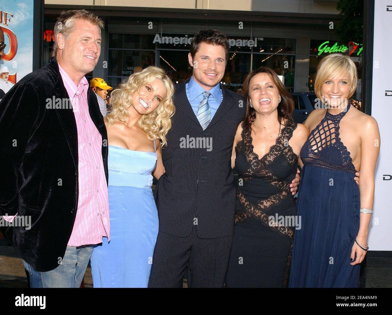 Cast member Jessica Simpson (2nd L) surrounded by her father Joe Simpson (L), her husband Nick Lachey (C), her mother Tina Simpson (2nd R) and her sister Ashlee Simpson attends the premiere of Warner Bros 'The Dukes of Hazzard', also starring Burt Reynolds, Seann William Scott, Johnny Knoxville and Lynda Carter, held at the Grauman's Chinese Theatre in Los Angeles, CA, USA, on July 28, 2005. Photo by Lionel Hahn/ABACAPRESS.COM. Stock Photo