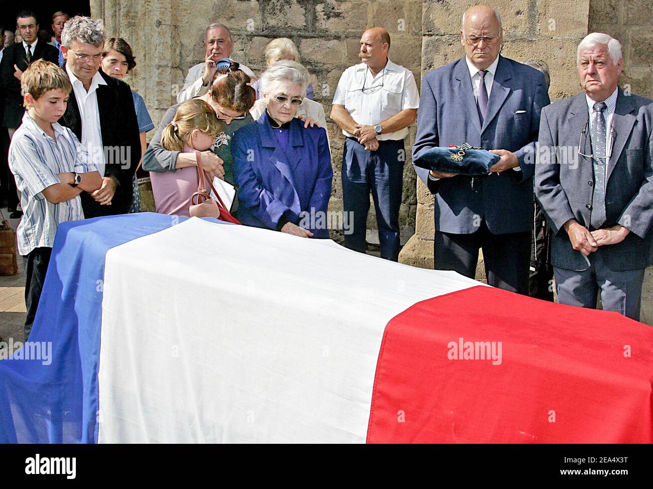 Jacques Dufilho's wife Colette (in blue), daughter Emmanuelle, grandson Jean-Baptiste and granddaughter Agnes attend the funeral of the late French actor held at the cathedral of Mirande, southwestern France, on August 31, 2005. Dufilho died on August 28 aged 91. Photo by Patrick Bernard/ABACAPRESS.COM. Stock Photo