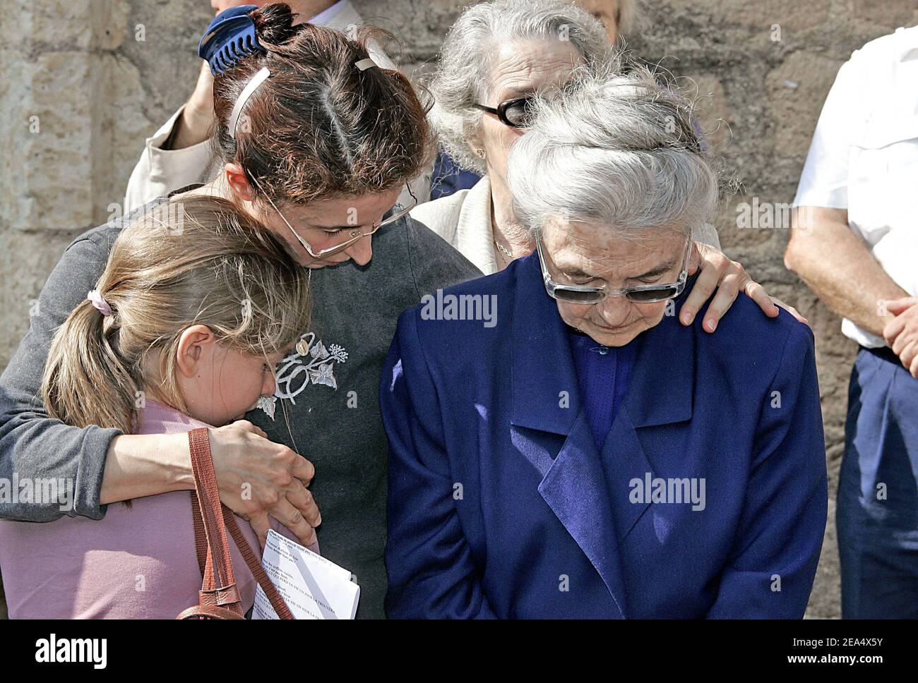 Jacques Dufilho's wife Colette (in blue), daughter Emmanuelle and granddaughter Agnes attend the funeral of the late French actor held at the cathedral of Mirande, southwestern France, on August 31, 2005. Dufilho died on August 28 aged 91. Photo by Patrick Bernard/ABACAPRESS.COM. Stock Photo