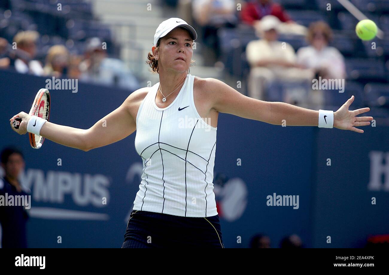 Lindsay Davenport (USA) competes against Pauline Parmentier (FRA) during the fourth day of competition at the 2005 US Open tennis tournament in Flushing Meadows, New York on September 1, 2005. Photo by: William Gratz/Cameleon/ABACAPRESS.COM. Stock Photo