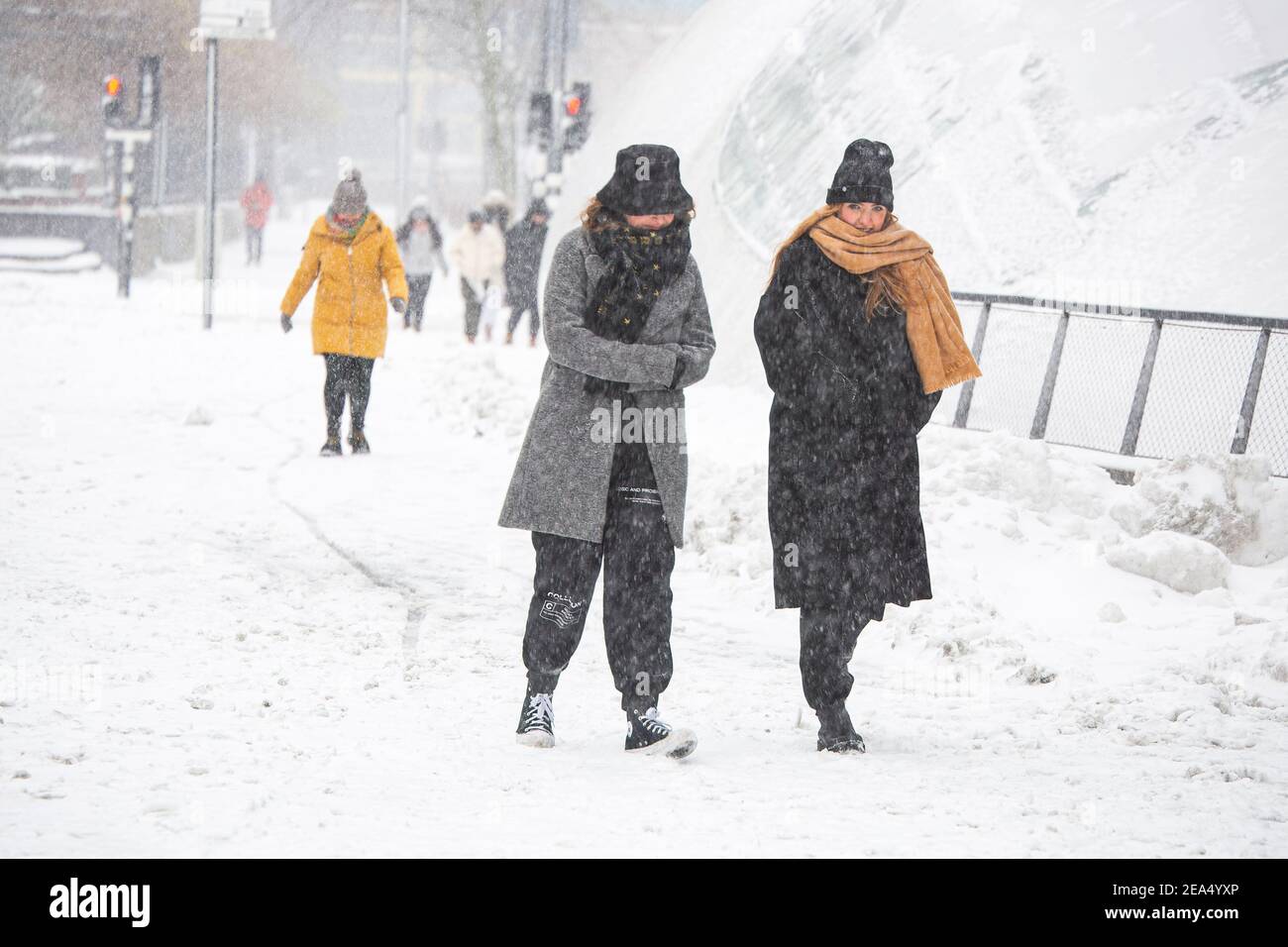 Люди зимой на улице. Оймякон мороз минус 60. Зимние жители. Зимние жители. Зимние жители.