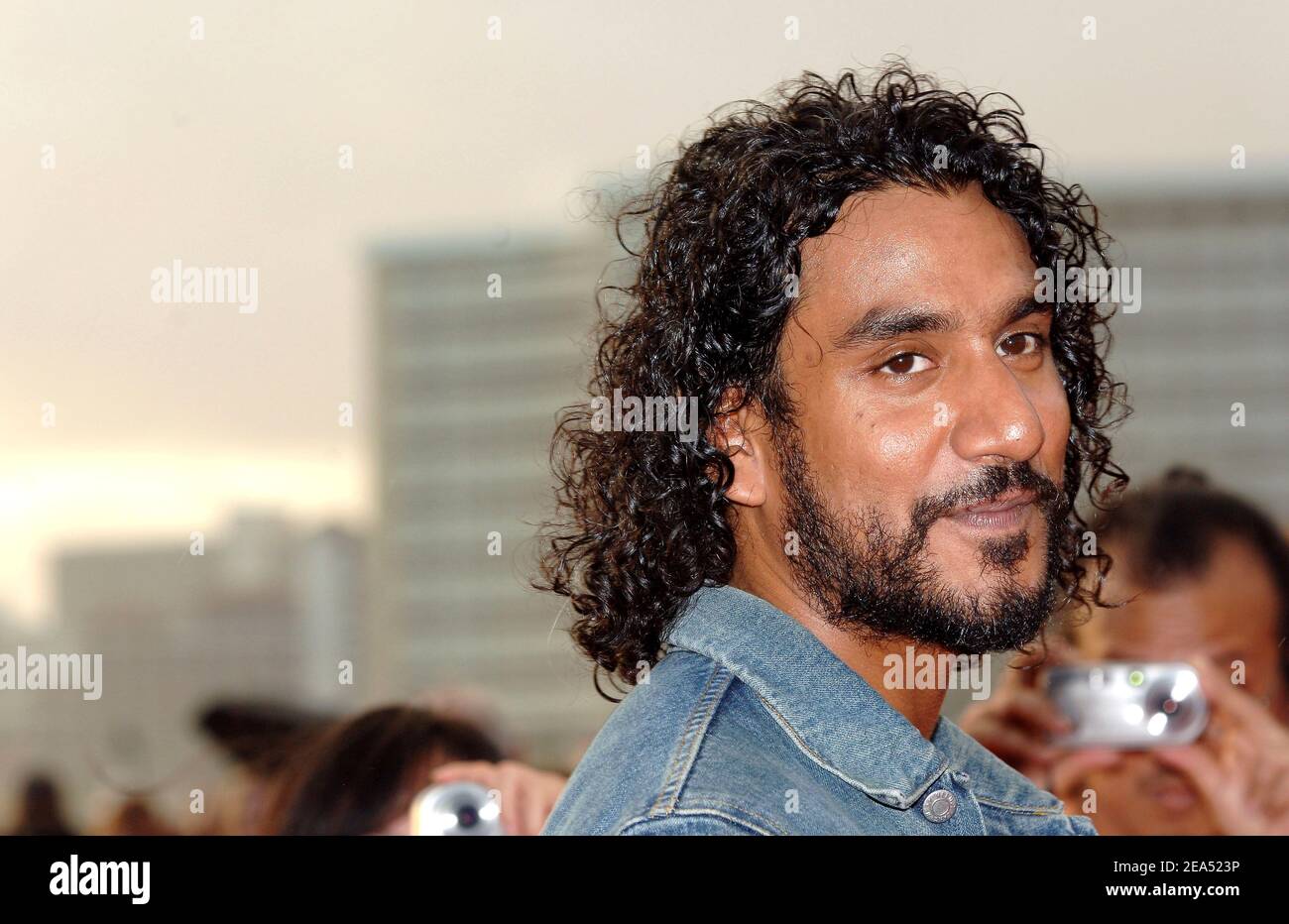 Naveen andrews lost hi-res stock photography and images - Alamy