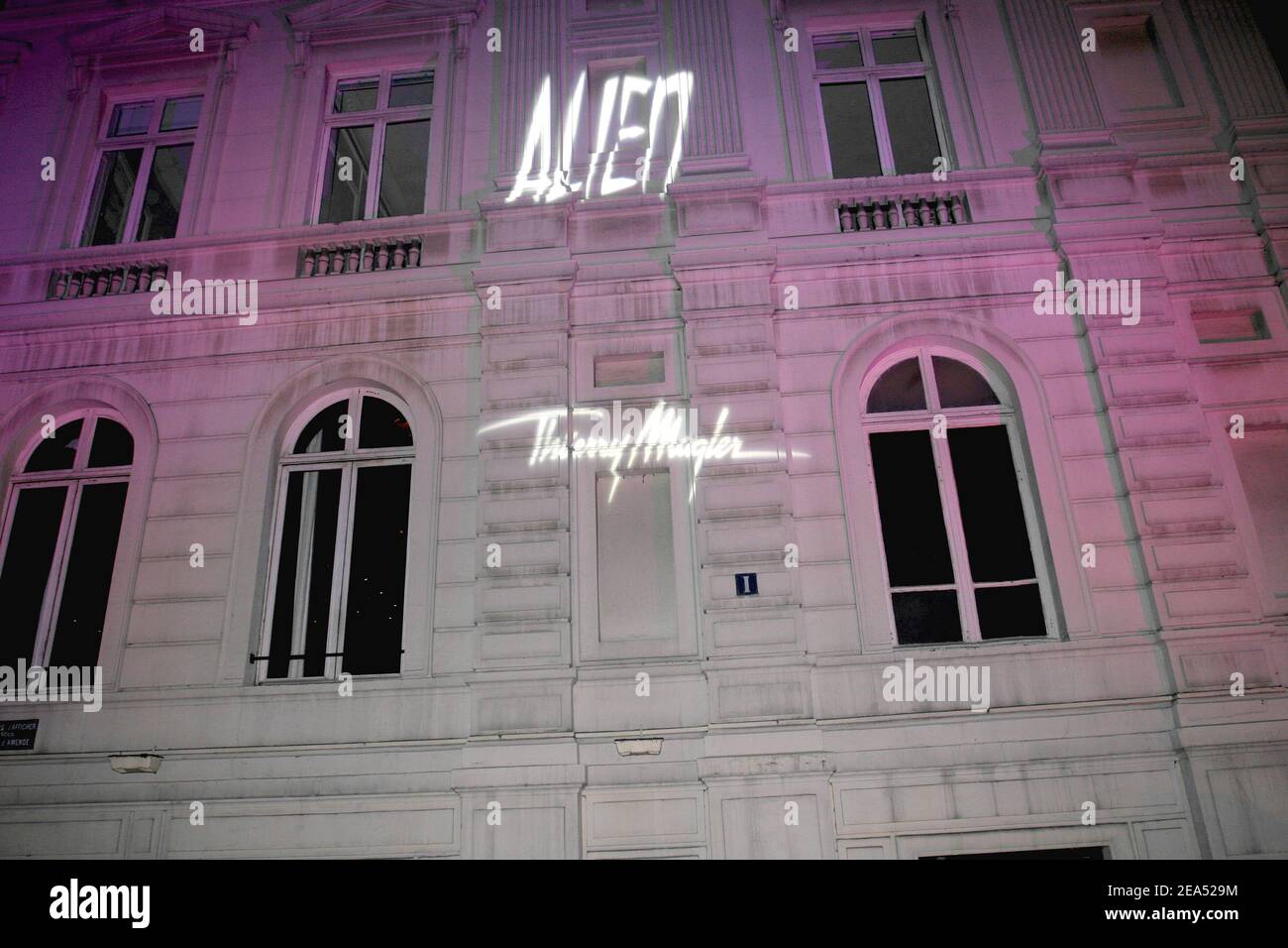 Thierry Mugler new perfume 'Alien' party at 'LEtoile' in Paris, France on  september 15, 2005. Photo by Benoit Pinguet/ABACAPRESS.COM Stock Photo -  Alamy