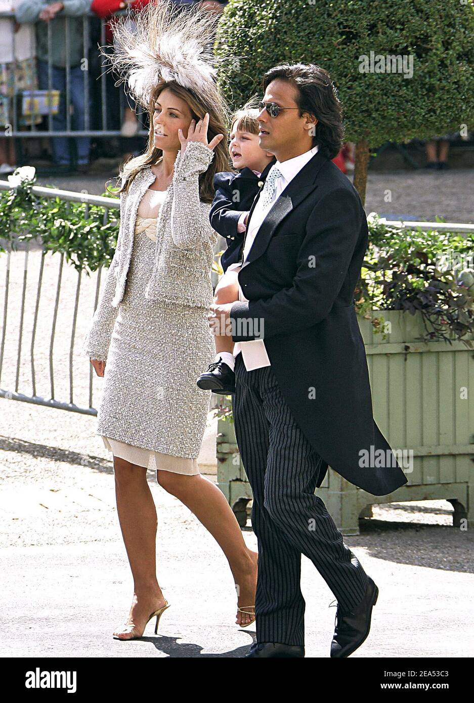 Elizabeth Hurley Wedding Dress Elizabeth Hurley Recalls Wearing Iconic(02)