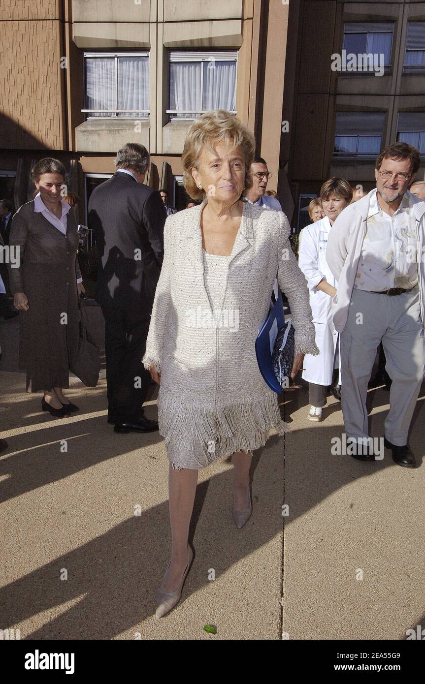 French President Jacques Chirac wife, Bernadette Chirac visits the Paul Brousse Hospital during the launching of the '+ de vie 2005' campaign in favor of elderly persons hospitalized, in Villejuif, near Paris, France on September 27, 2005. Photo by Giancarlo Gorassini/ABACAPRESS.COM Stock Photo