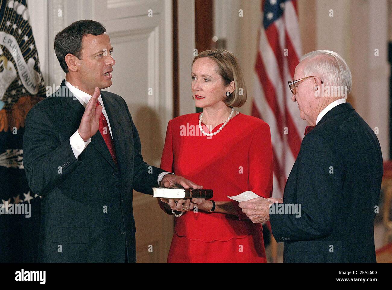 Judge John Roberts (L) is sworn in as the 17th Chief Justice of the ...