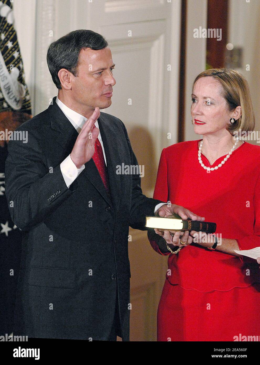 Judge John Roberts (L) is sworn in as the 17th Chief Justice of the ...
