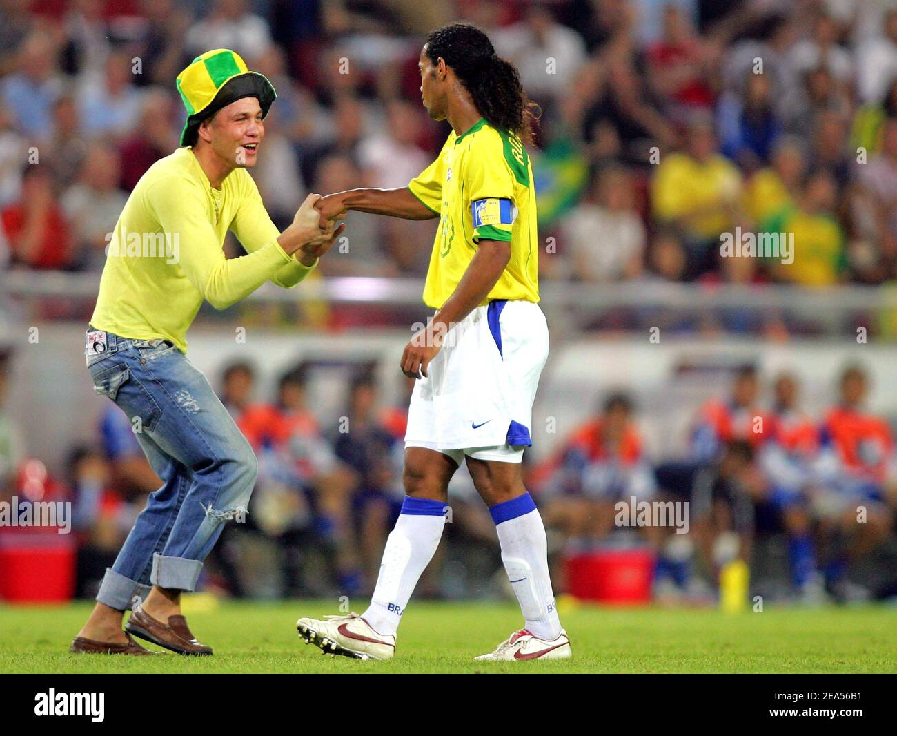 ロナウジーニョのカガネル Brazil's Ronaldinho with a fan during the group B match of
