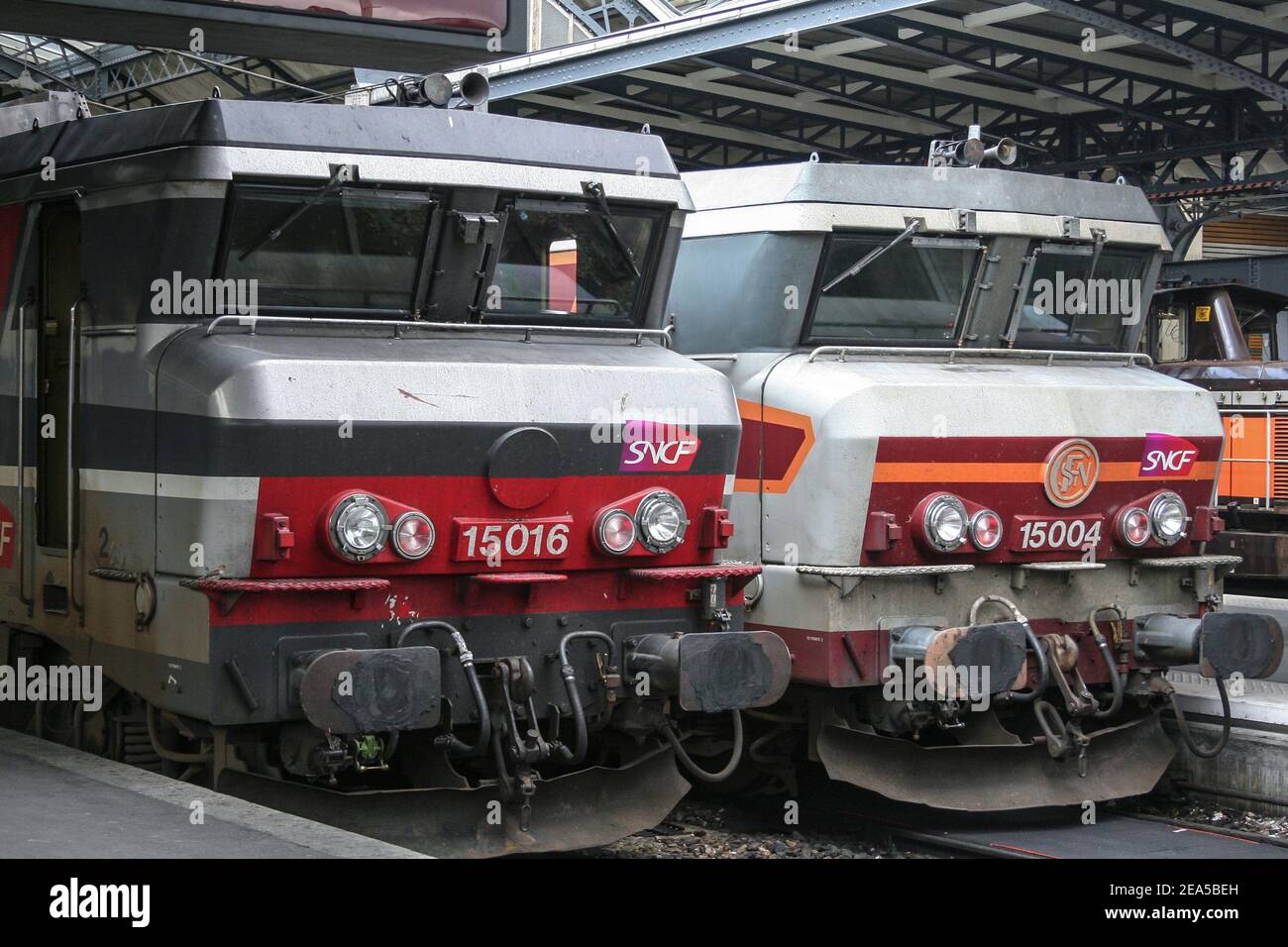 PARIS, FRANCE - AUGUST 19, 2006: Two electric locomotives BB 15000 ready for departure in Paris Gare de l'Est train station, with the logo of SNCF see Stock Photo