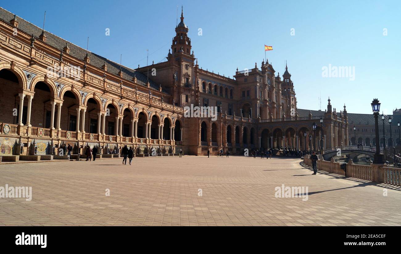Northern colonnade and the Building of the Old Captaincy General, Spain Square, built in 1928 for the Ibero-American Exposition of 1929, Seville Stock Photo