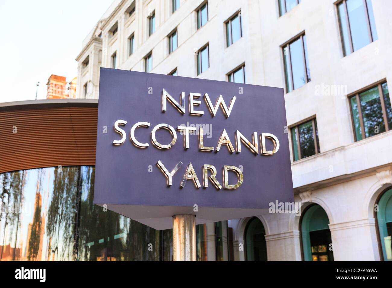 New Scotland Yard sign, building exterior Scotland Yard Headquarters of the Metropolitan Police force in Victoria Embankment, Westminster London, UK Stock Photo