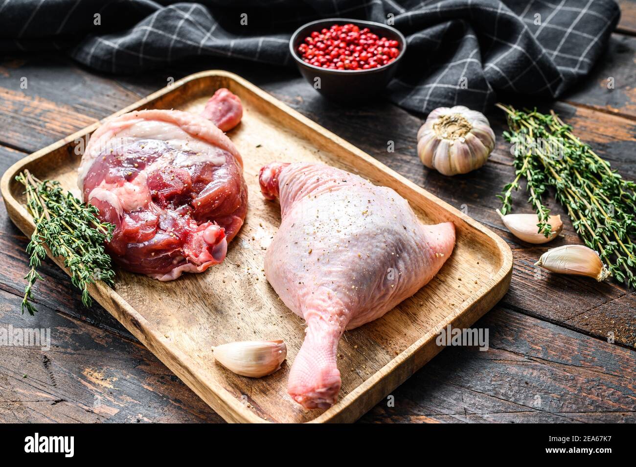 Куски утки с яблоками на сковороде. Beef - inside round roast. Black angus стейк. Утка с розмарином. Кусок утиного мяса 5.