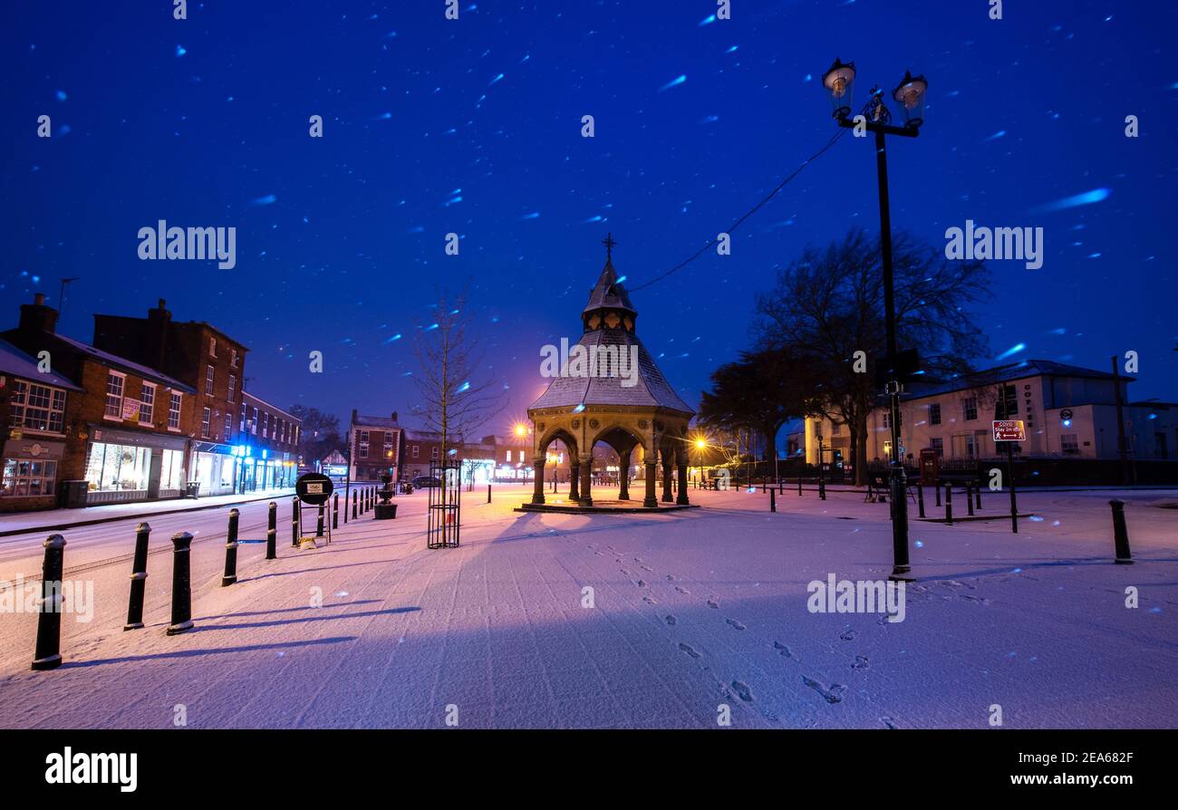 Bingham, Nottinghamshire, UK. 8th Feb 2021. A general view of the Buttercross as snow falls in Bingham market square, Nottinghamshire. Neil Squires/Alamy Live News Stock Photo