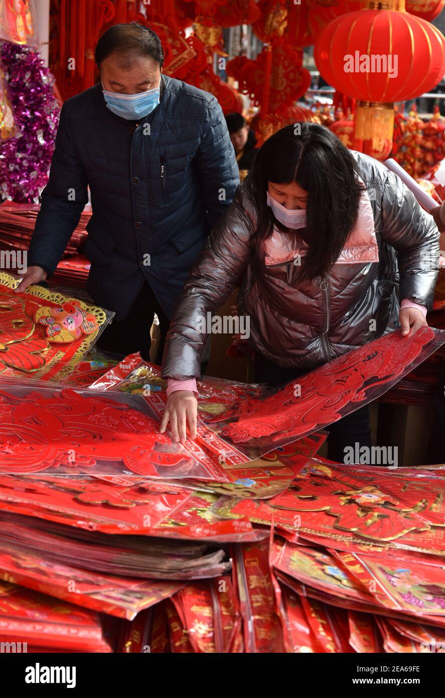 Chinese women wearing facemasks hi-res stock photography and images - Alamy
