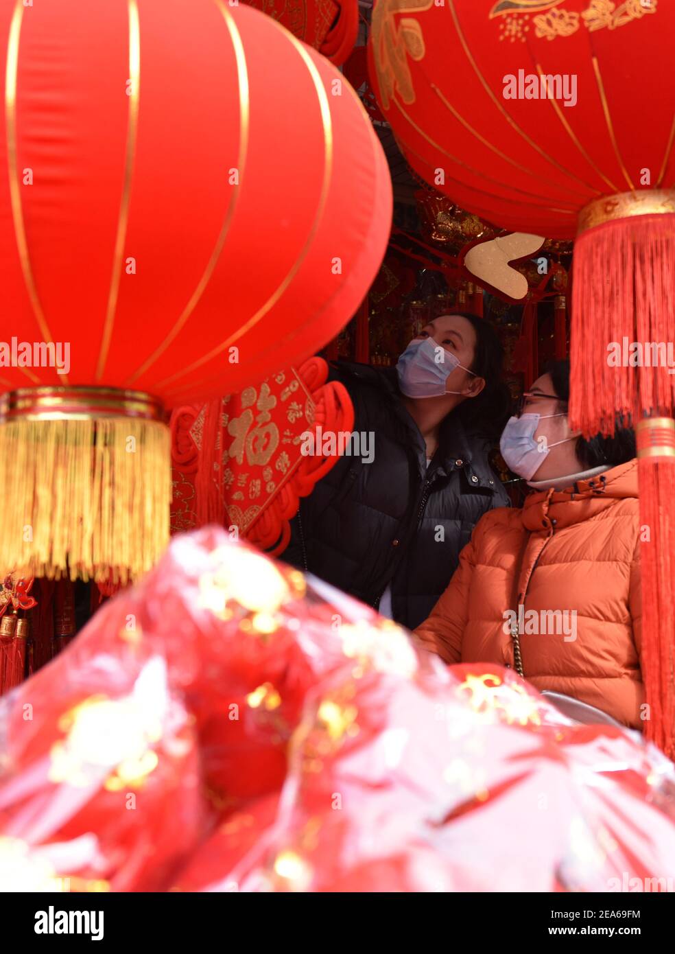 Chinese women wearing facemasks hi-res stock photography and images - Alamy