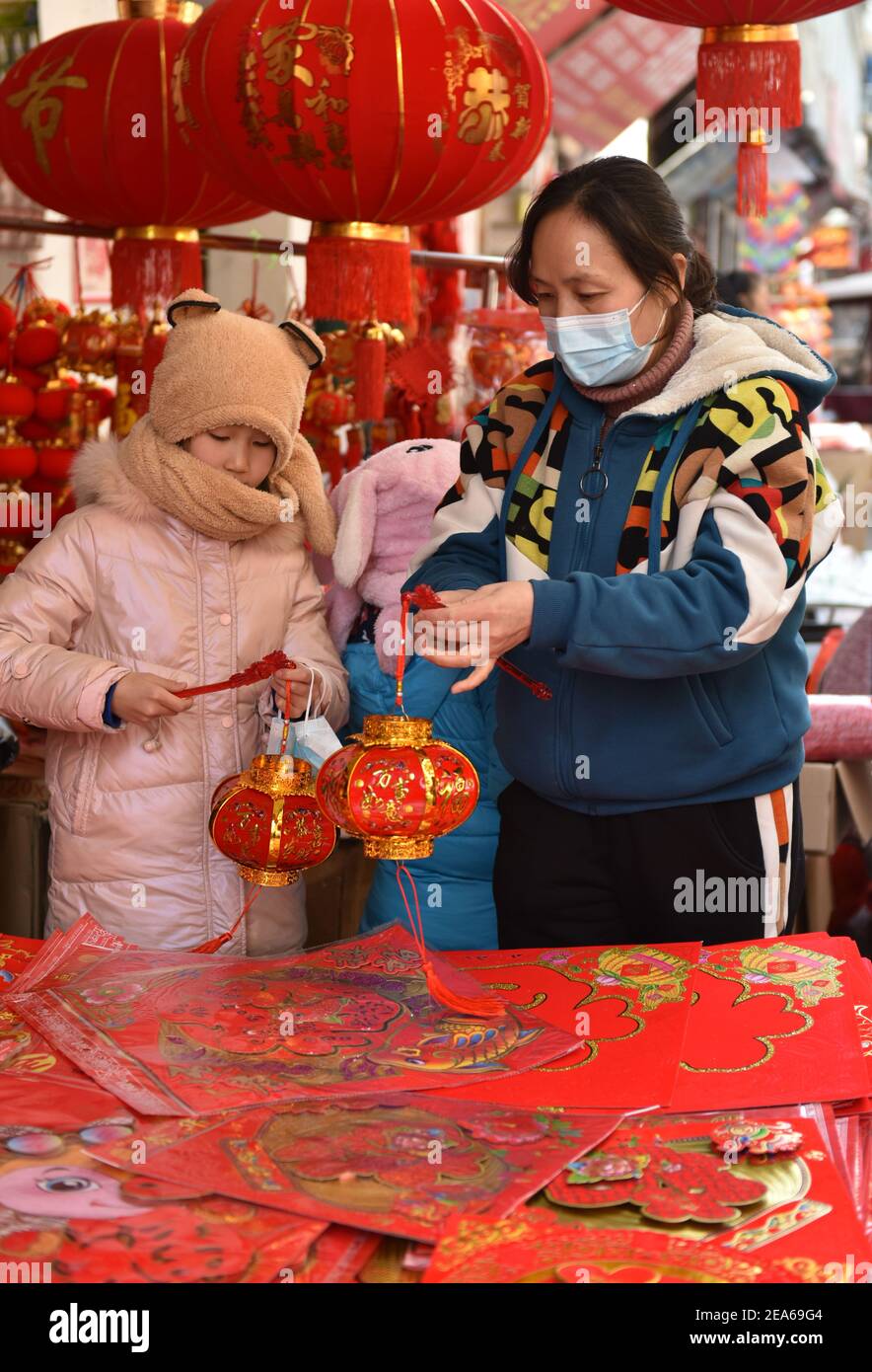 Chinese women wearing facemasks hi-res stock photography and images - Alamy