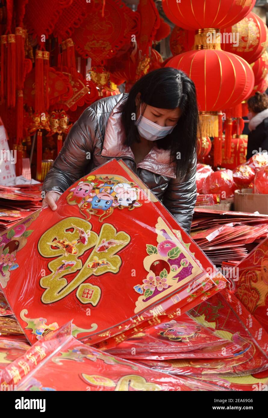 Chinese women wearing facemasks hi-res stock photography and images - Alamy