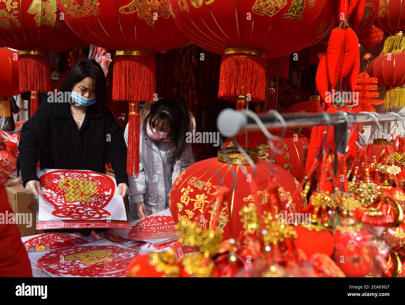 Chinese women wearing facemasks hi-res stock photography and images - Alamy