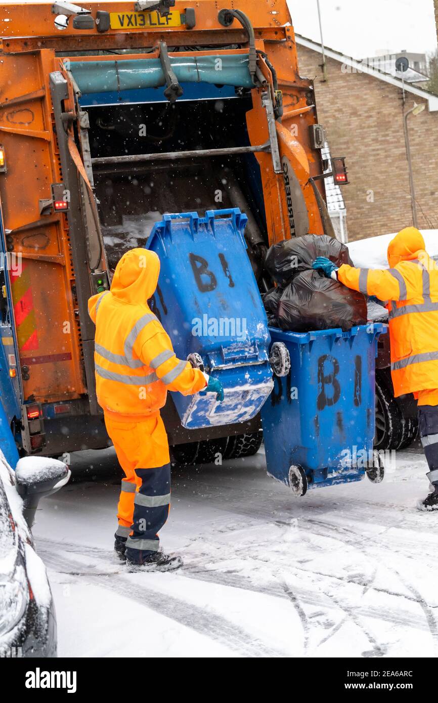 Brentwood Essex 8th February 2021 Weather: Storm Darcy, Brentwood Refuse collectors continue working in snow, cold and adverse weather Credit: Ian Davidson/Alamy Live News Stock Photo