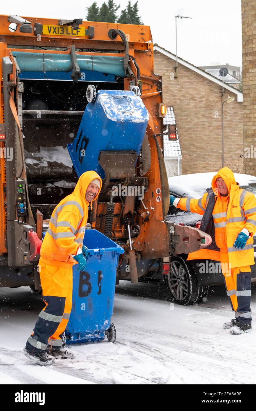 Brentwood Essex 8th February 2021 Weather: Storm Darcy, Brentwood Refuse collectors continue working in snow, cold and adverse weather Credit: Ian Davidson/Alamy Live News Stock Photo