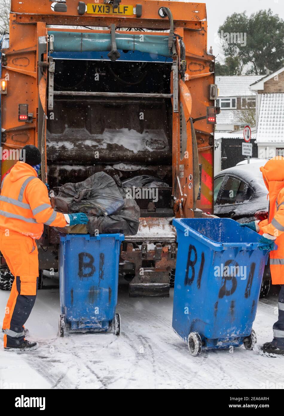 Brentwood Essex 8th February 2021 Weather: Storm Darcy, Brentwood Refuse collectors continue working in snow, cold and adverse weather Credit: Ian Davidson/Alamy Live News Stock Photo