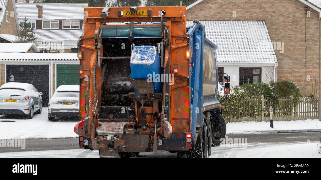 Brentwood Essex 8th February 2021 Weather: Storm Darcy, Brentwood Refuse collectors continue working in snow, cold and adverse weather Credit: Ian Davidson/Alamy Live News Stock Photo