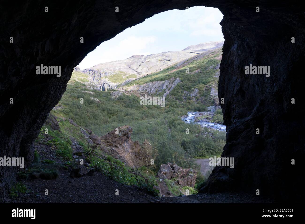 Höhle am Weg zur Schlucht des Flusses, Baches Botnsá im Westen Islands, river in the west of Iceland Stock Photo