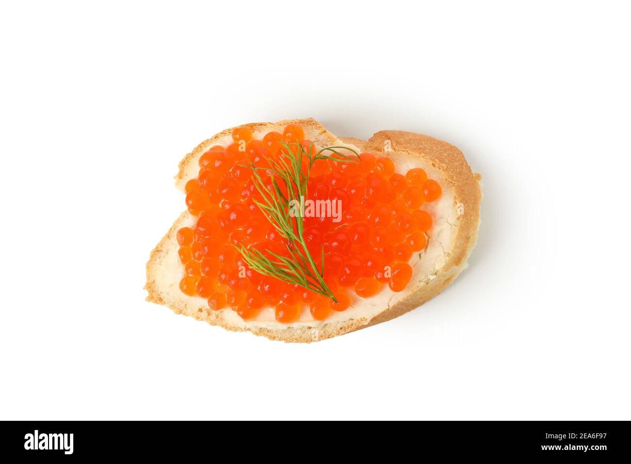 Икра на белый хлеб. Бутерброд с икрой на белом фоне