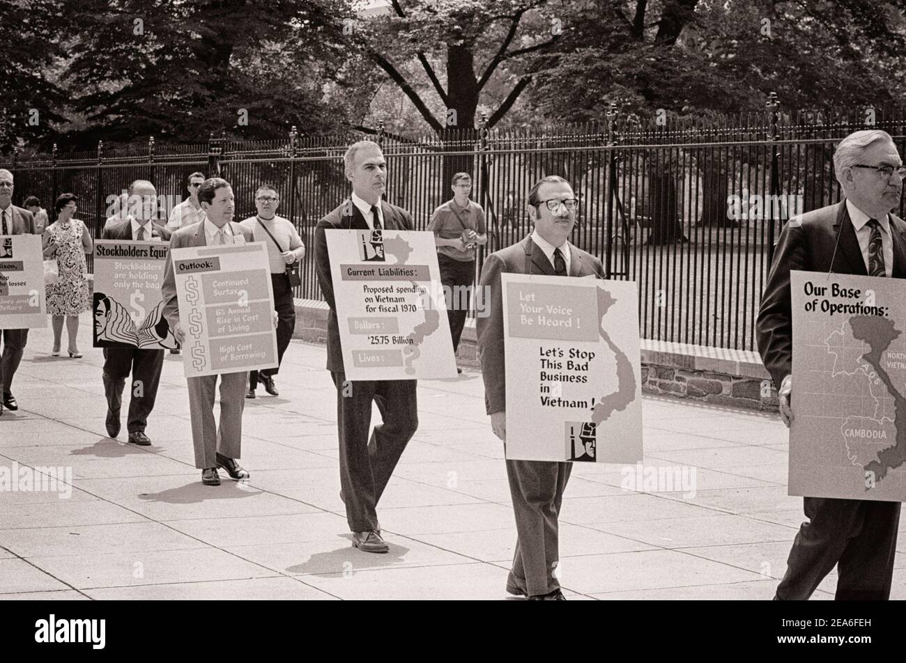 Vintage photo of businessmen Picket 'For Peace' and Poor People' near New Executive Office Building (H.E.W.) building in Washington D.C. against Vietn Stock Photo