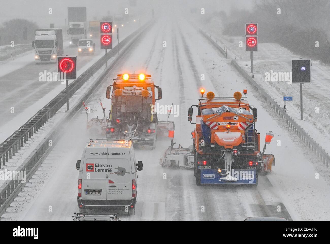 Jacobsdorf, Germany. 08th Feb, 2021. Two winter road clearance vehicles are driving on the A12 motorway near the Müllrose junction in the direction of Frankfurt (Oder). Credit: Patrick Pleul/dpa-Zentralbild/dpa/Alamy Live News Stock Photo