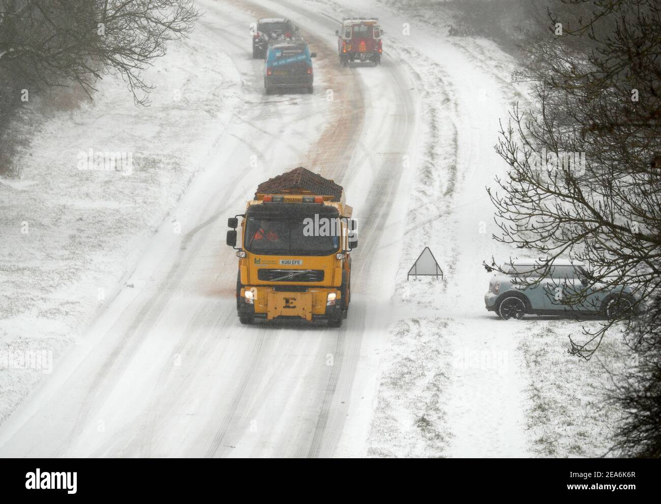 Uppingham, Rutland, UK. 8th February 2021. UK weather. A gritting lorry is driven past stranded motorists on a snow and ice covered hill. Credit Darren Staples/Alamy Live News. Stock Photo