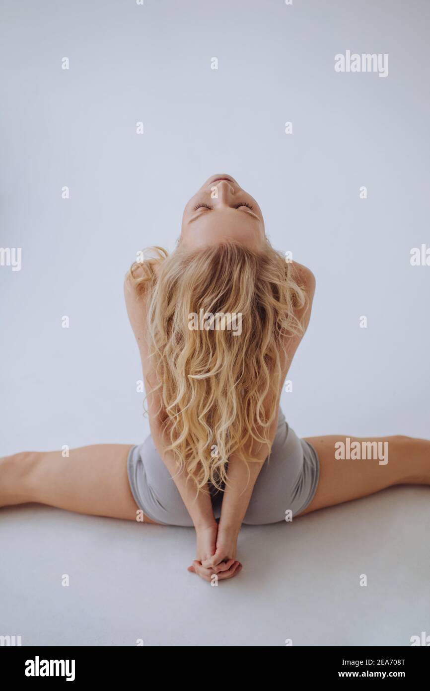 Gymnast doing splits hi-res stock photography and images - Alamy
