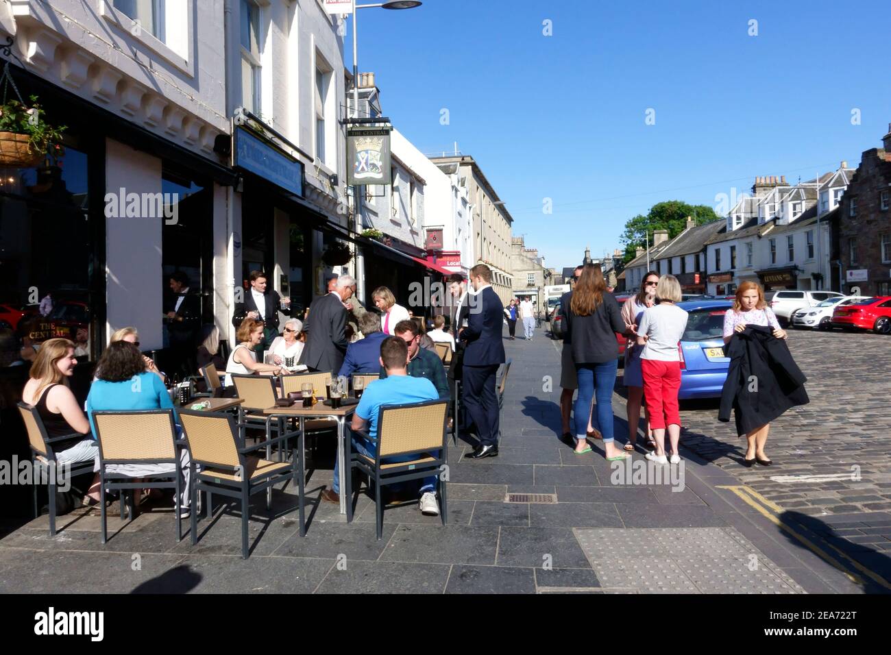 St Andrews Scotland: People socialising and enjoying eating & drinking al fresco in the summer evening sunshine Stock Photo