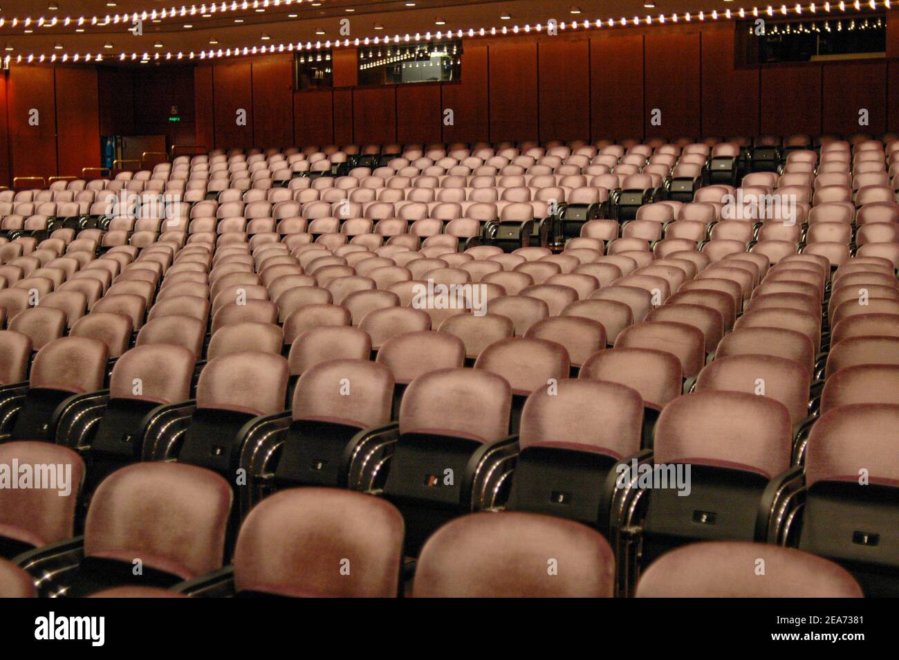 Leere Stuhlreihen in der Frankfurter Oper Stock Photo