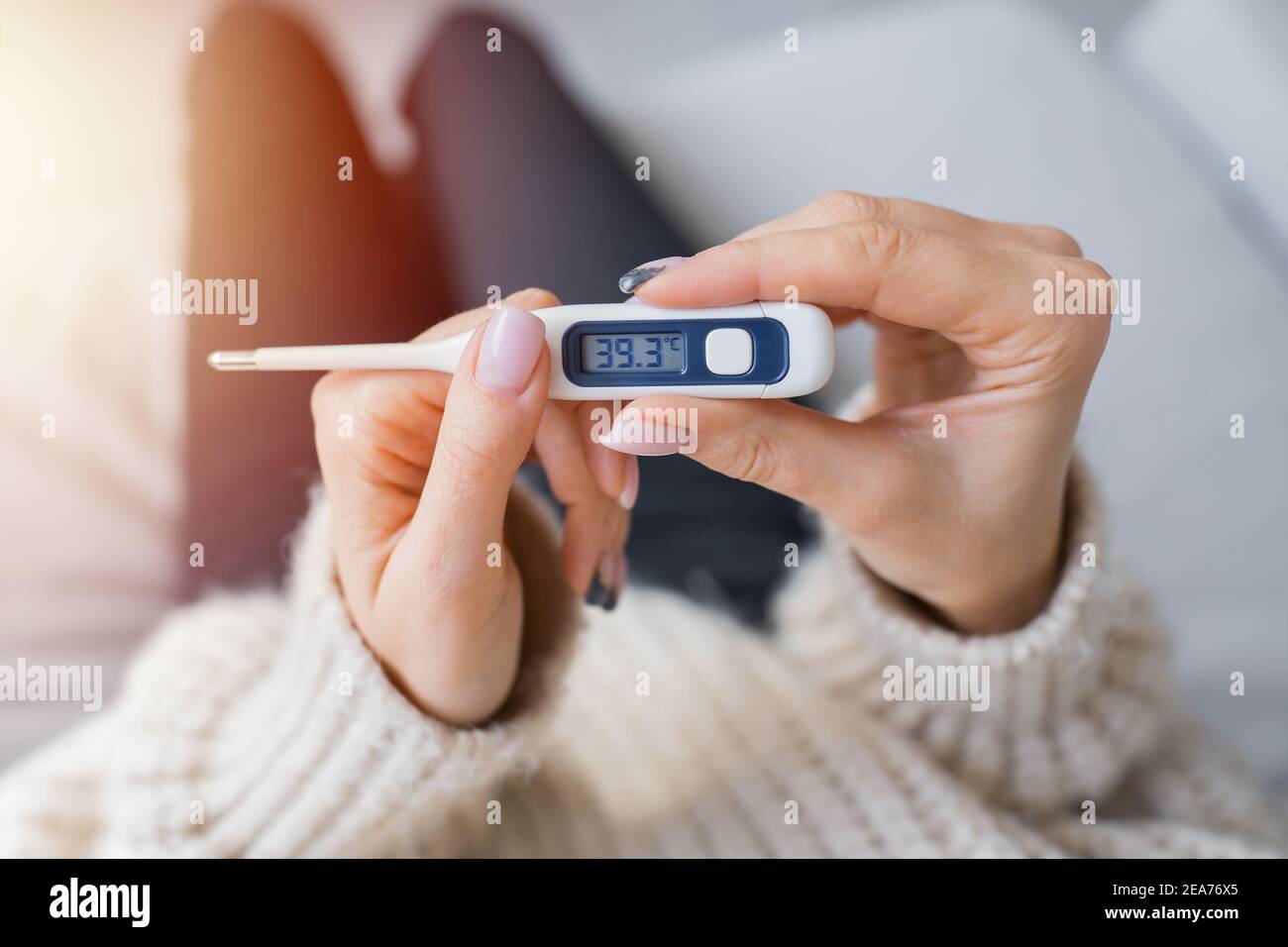 https://c8.alamy.com/comp/2EA76X5/close-up-of-woman-hands-with-a-medical-thermometer-with-very-high-body-temperature-393-fever-2EA76X5.jpg