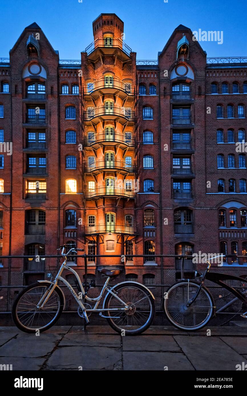 Fahrräder nachts in der Speicherstadt Stock Photo